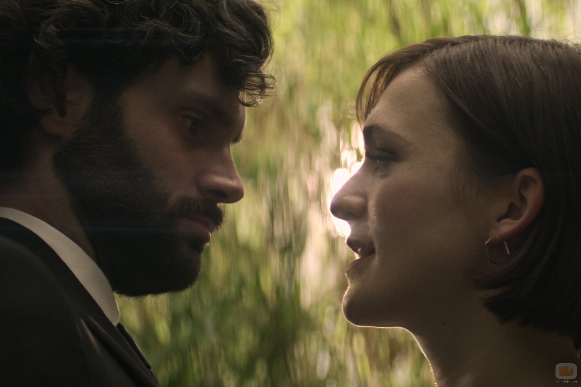 Penn Badgley y Charlotte Ritchie en 'Cómete a los ricos' de 'You'