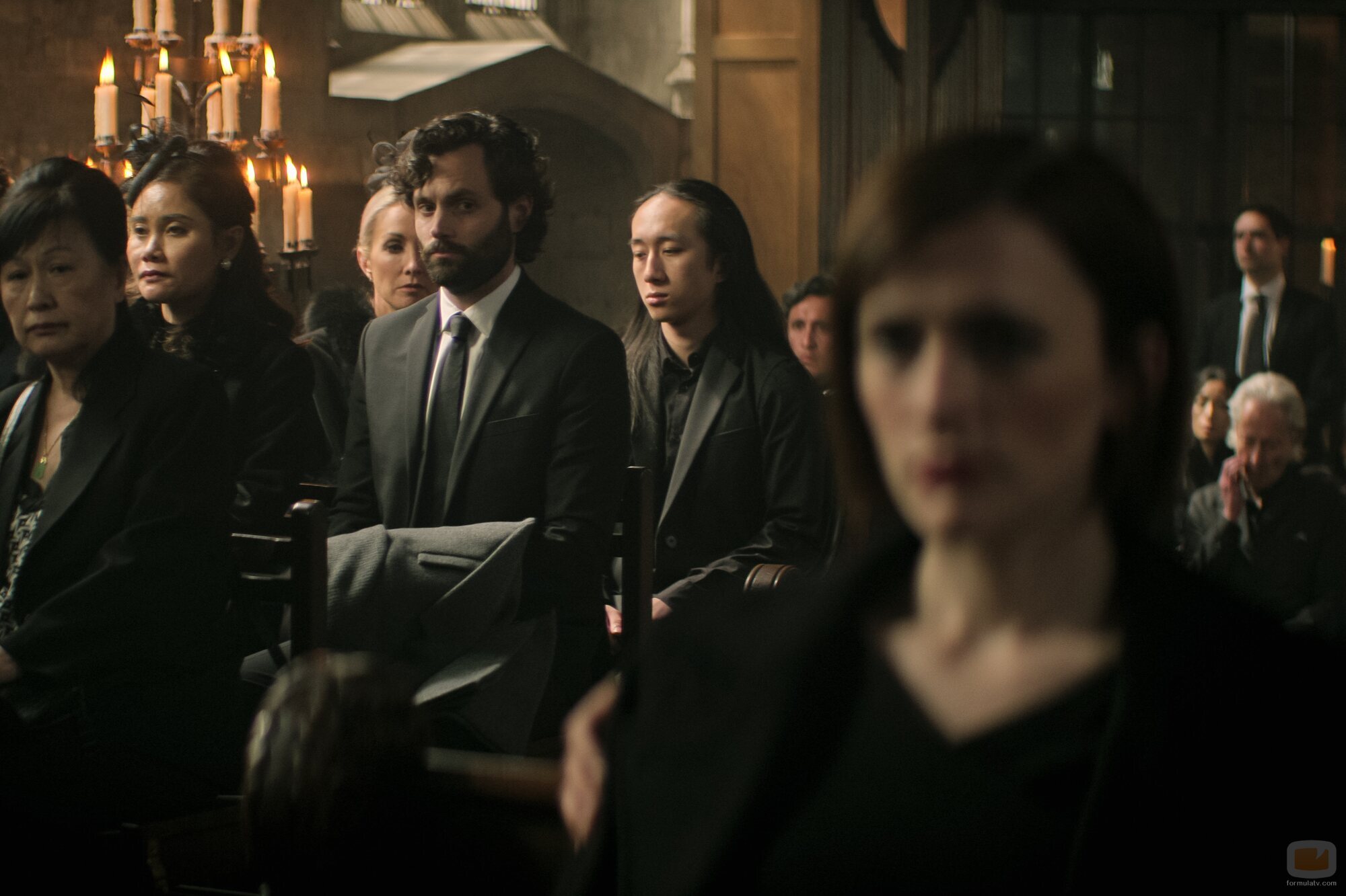 Penn Badgley y Charlotte Ritchie en 4x03 'Cómete a los ricos' de 'You'