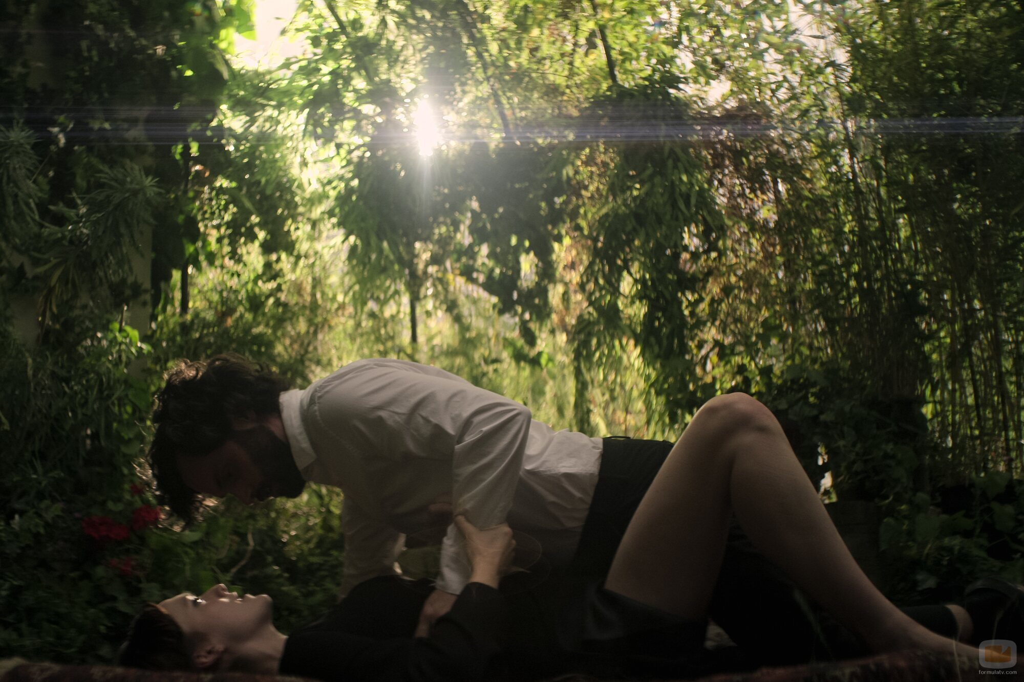 Penn Badgley y Charlotte Ritchie en el 4x03 de 'You'