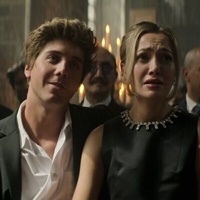 Lukas Gage y Tilly Keeper en 4x03 titulado 'Cómete a los ricos' de 'You'