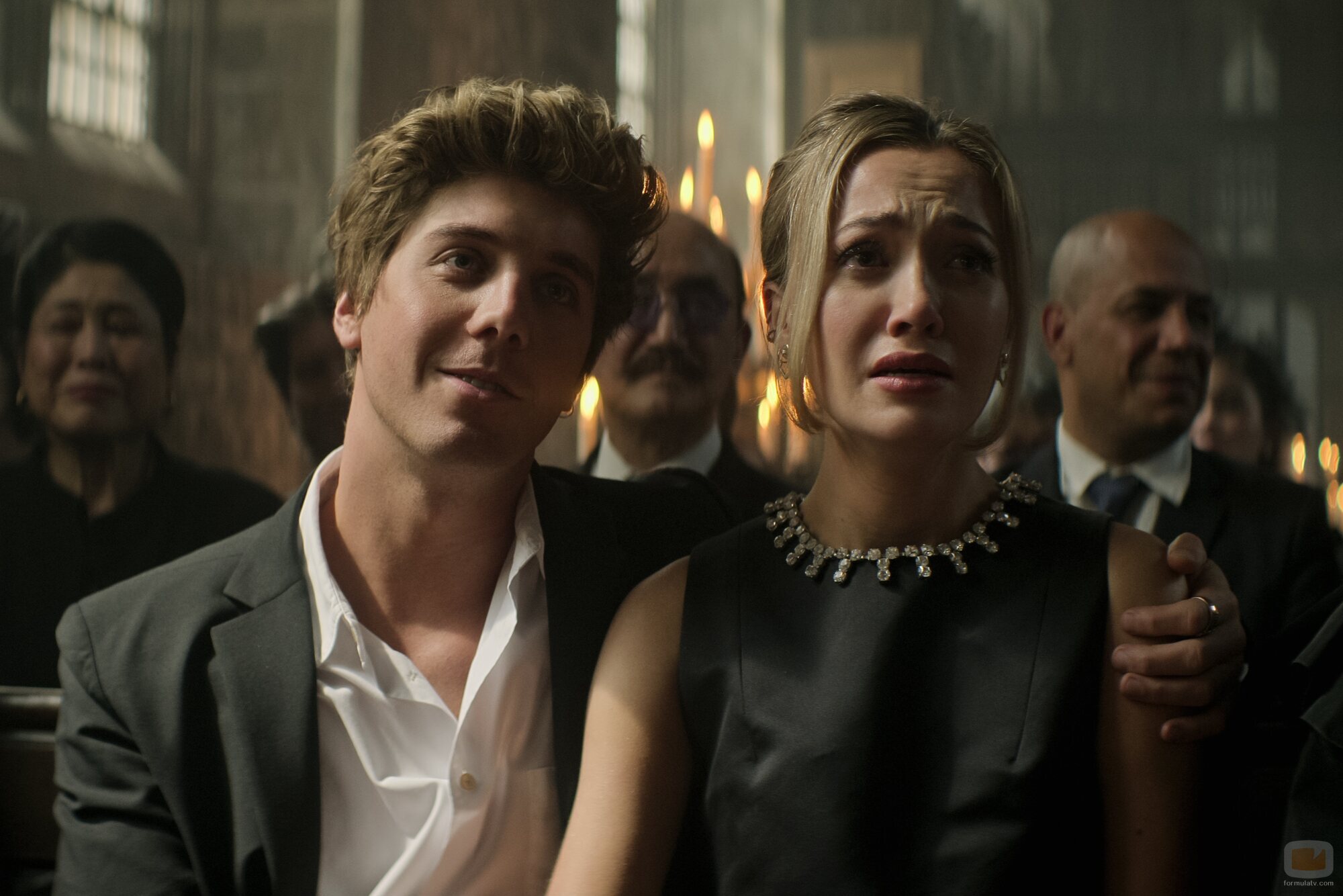 Lukas Gage y Tilly Keeper en 4x03 titulado 'Cómete a los ricos' de 'You'