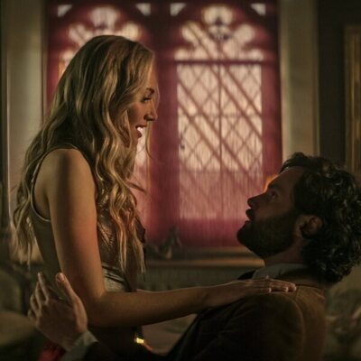 Penn Badgley y Tilly Keeper en 4x04 'Hampsy' de 'You'