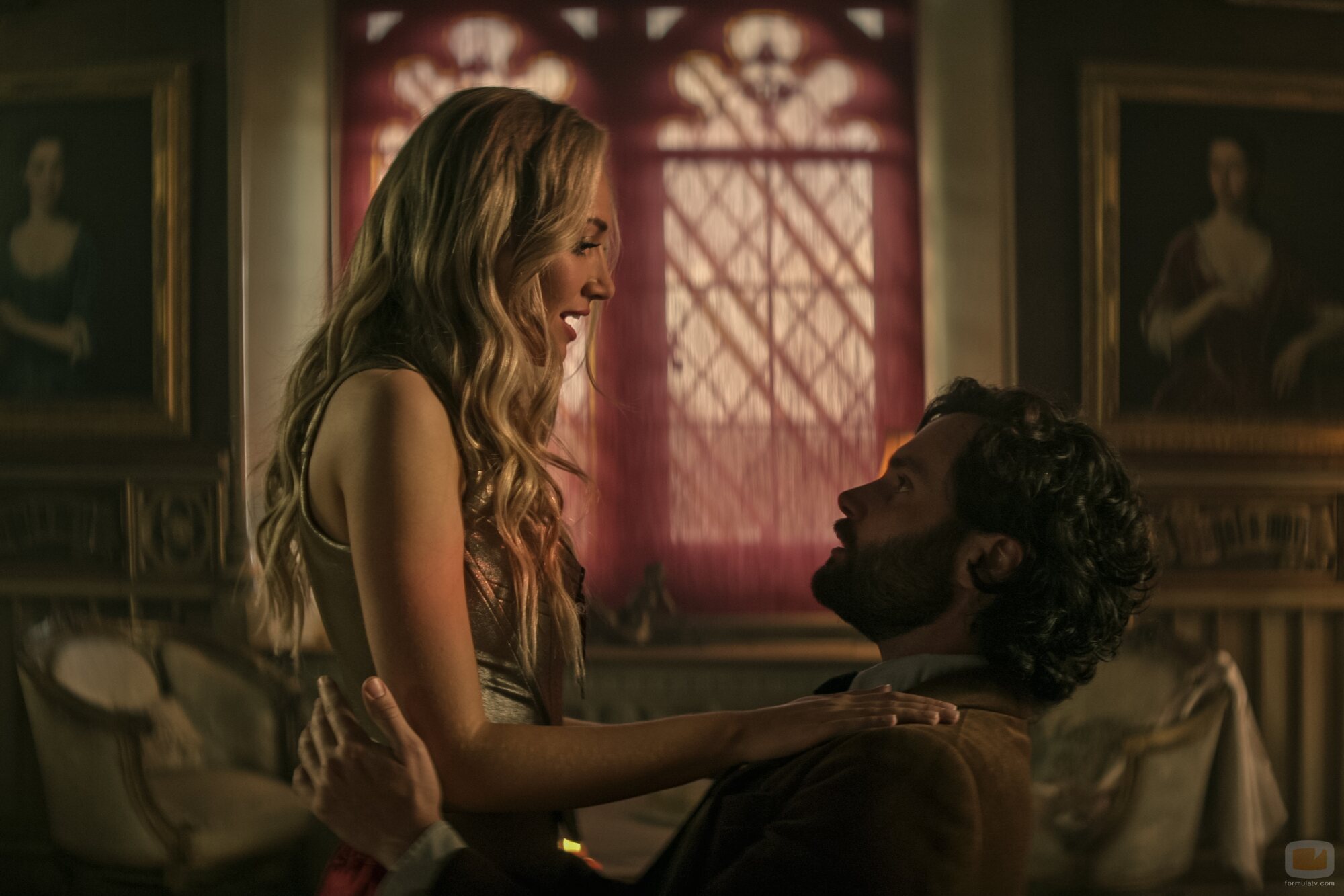 Penn Badgley y Tilly Keeper en 4x04 'Hampsy' de 'You'