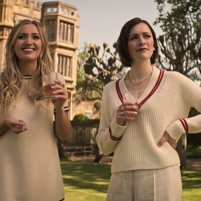 Charlotte Ritchie y Tilly Keeper en 4x04 titulado 'Hampsy' de 'You'