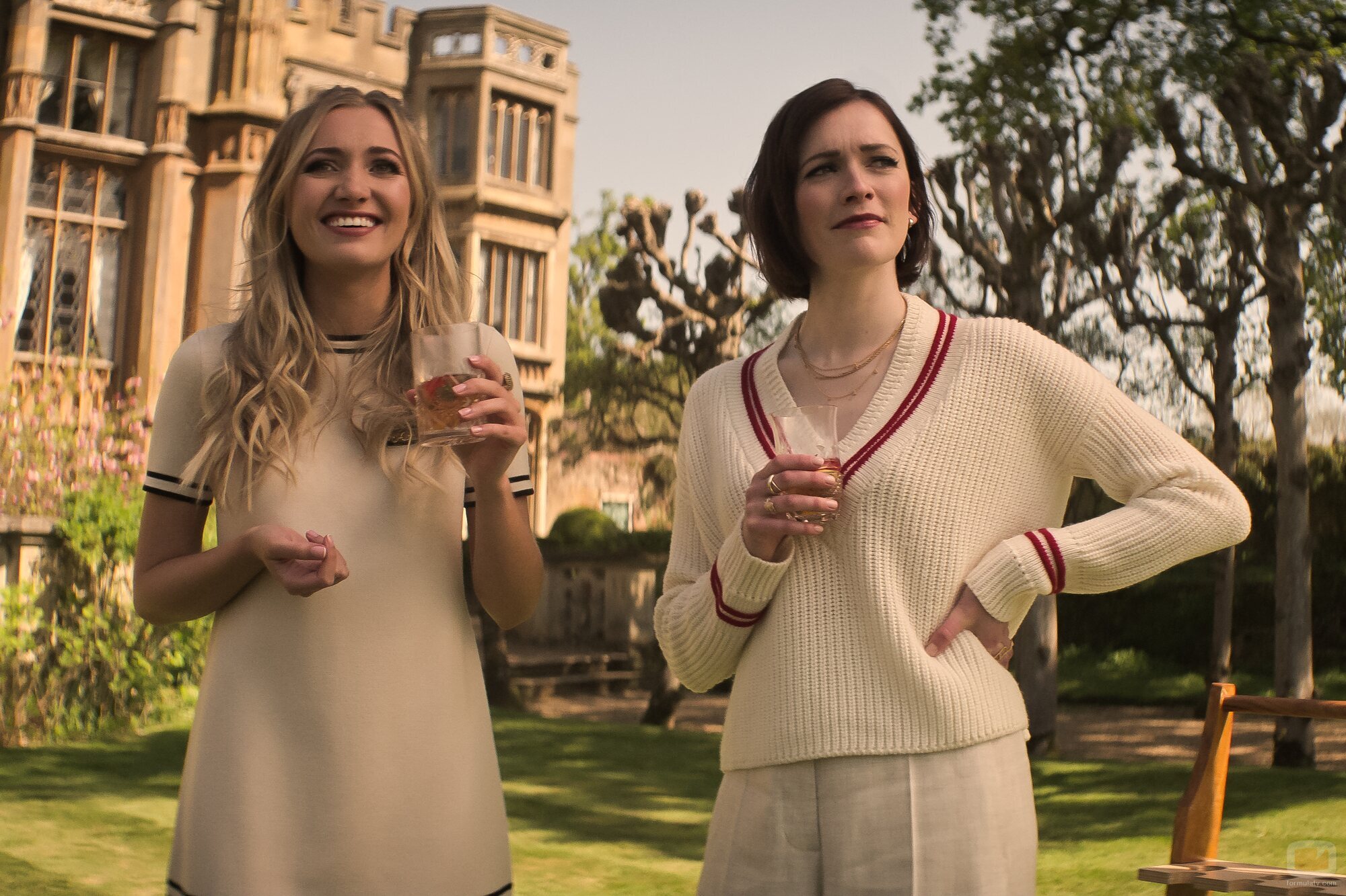 Charlotte Ritchie y Tilly Keeper en 4x04 titulado 'Hampsy' de 'You'