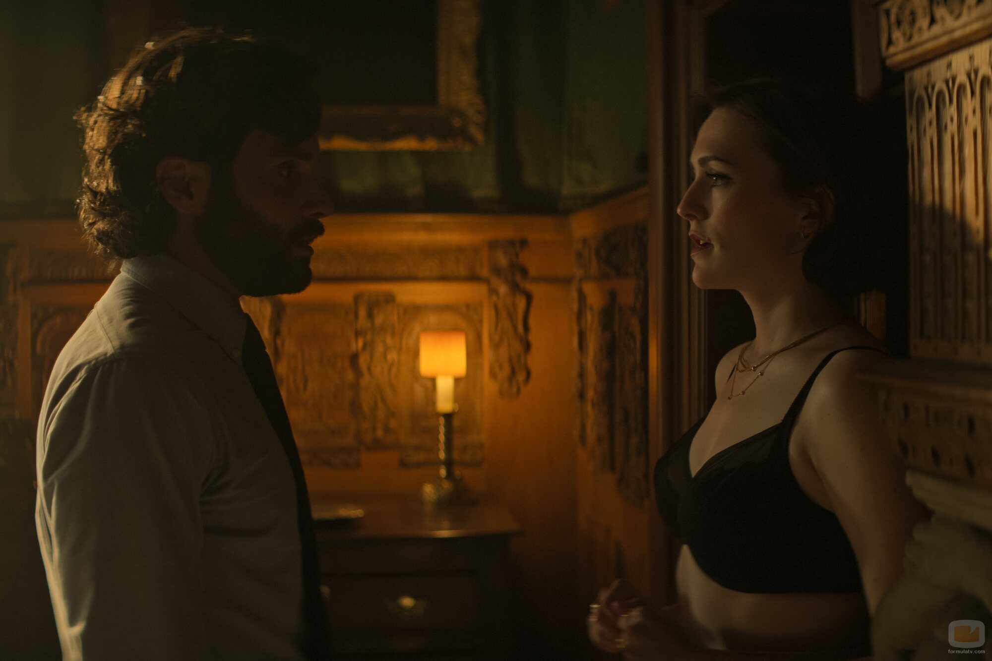 Penn Badgley y Charlotte Ritchie en 4x04 titulado 'Hampsy' de 'You'