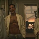 Charlotte Ritchie y Ben Wiggins en el 4x04 de 'You'