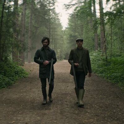 Penn Badgley y Ben Wiggins en 'Hampsy' de 'You'