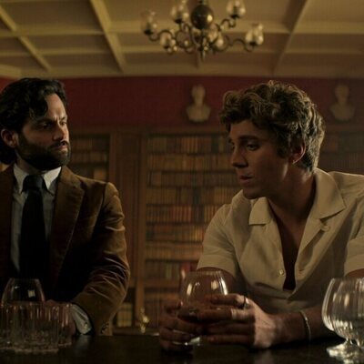 Penn Badgley y Lukas Gage en la temporada 4 y el capítulo 04 de 'You'
