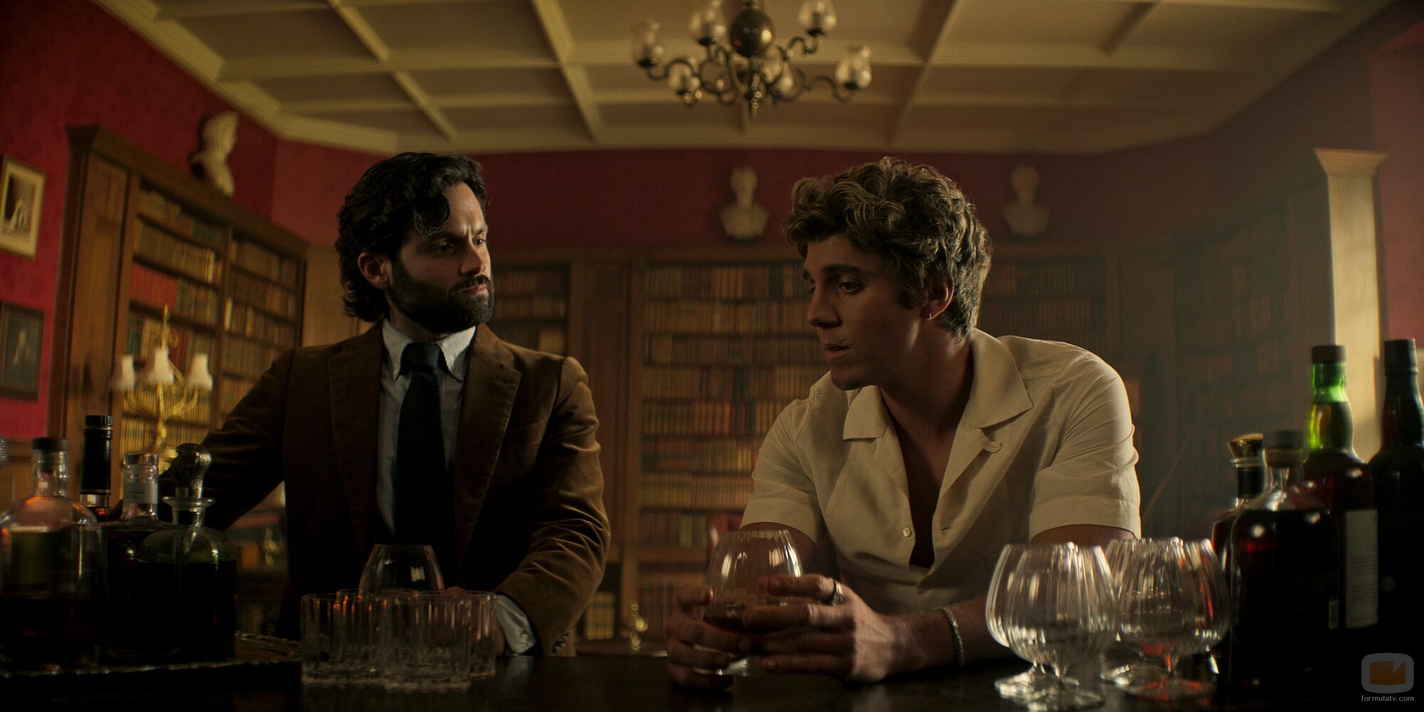 Penn Badgley y Lukas Gage en la temporada 4 y el capítulo 04 de 'You'