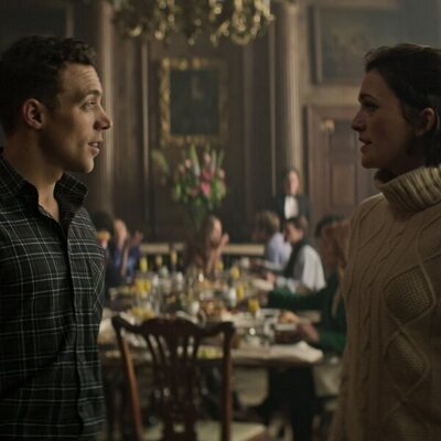 Still de Charlotte Ritchie y Ben Wiggins en el 4x04 de 'You'