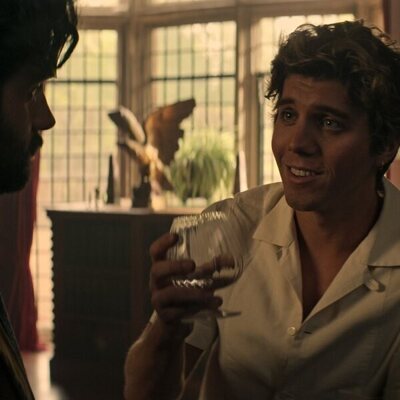 Penn Badgley y Lukas Gage en 'Hampsy' de 'You'