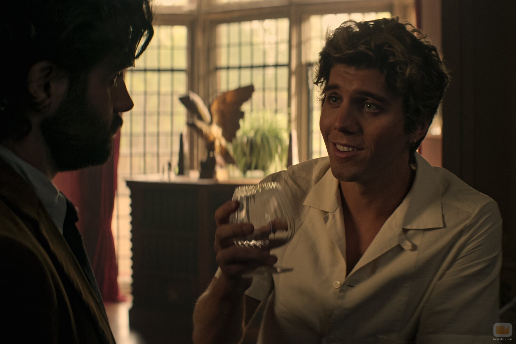 Penn Badgley y Lukas Gage en 'Hampsy' de 'You'