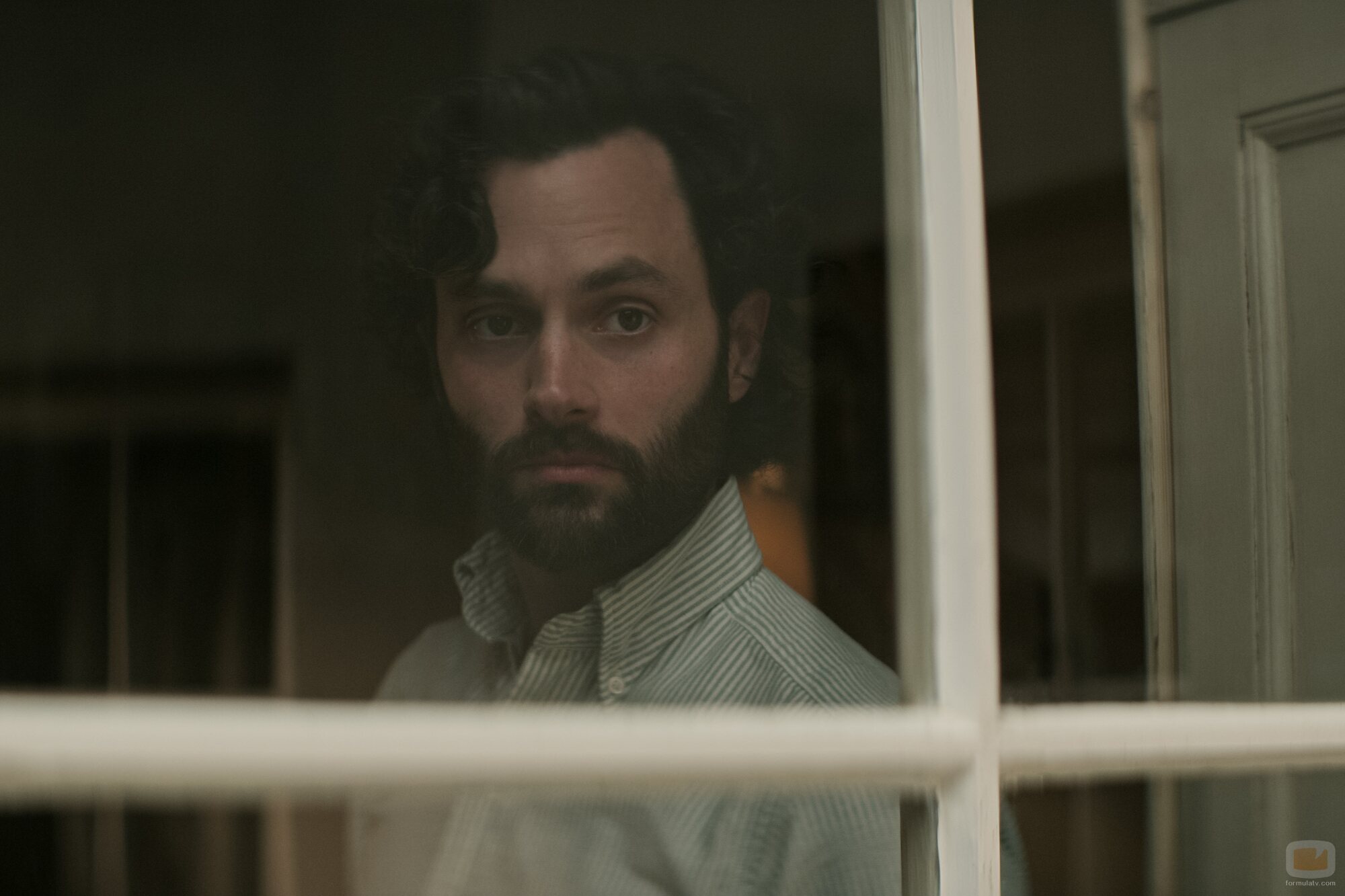 Escena de Penn Badgley en 4x04 titulado 'Hampsy' de 'You'