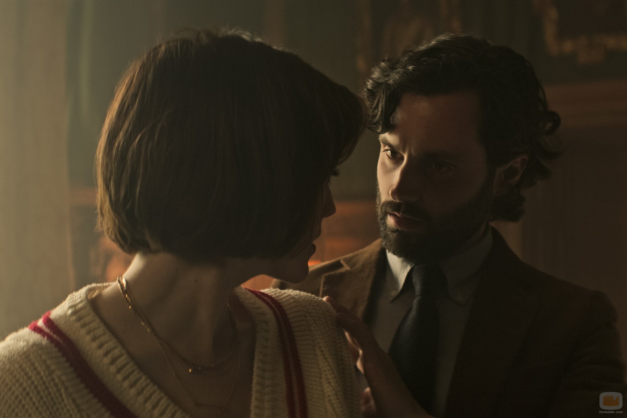Foto de Penn Badgley y Charlotte Ritchie en 4x04 titulado 'Hampsy' de 'You'