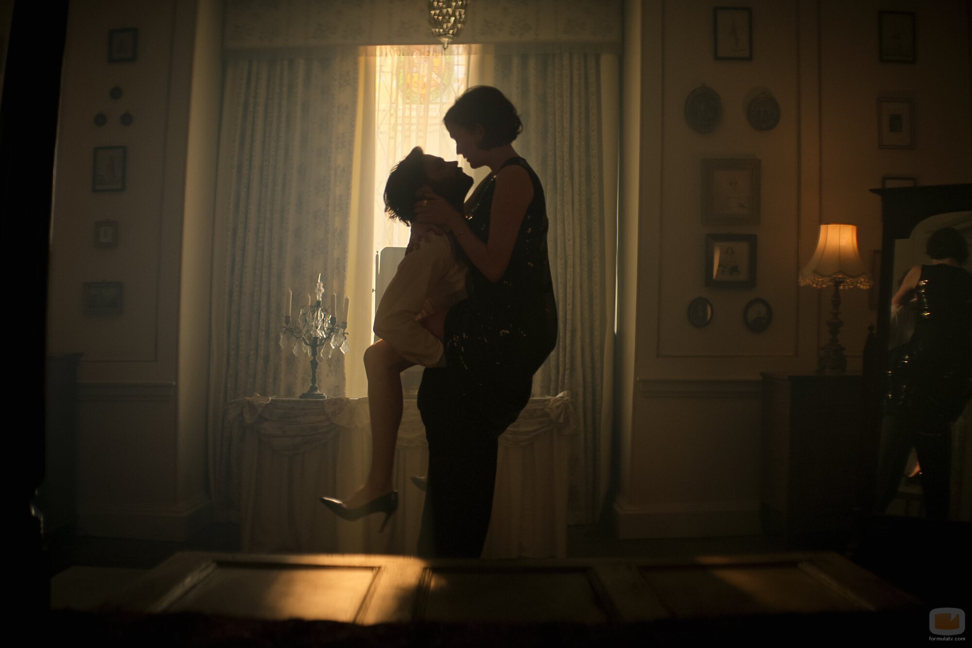 Penn Badgley y Charlotte Ritchie en 'Hampsy' de 'You'