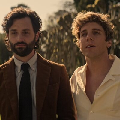 Penn Badgley y Lukas Gage en 4x04 titulado 'Hampsy' de 'You'