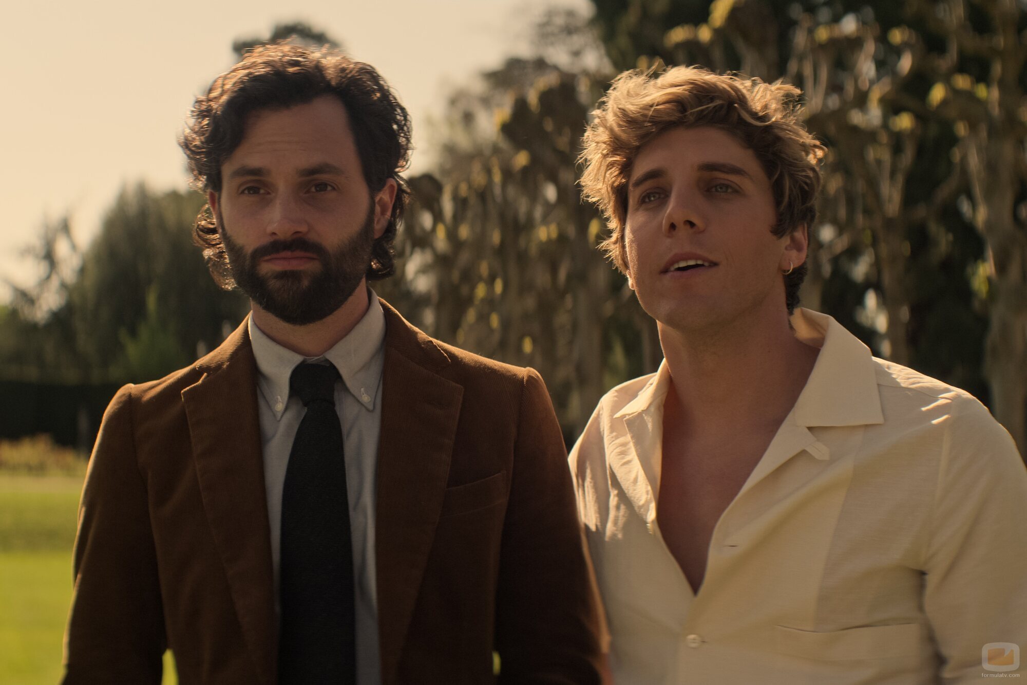 Penn Badgley y Lukas Gage en 4x04 titulado 'Hampsy' de 'You'