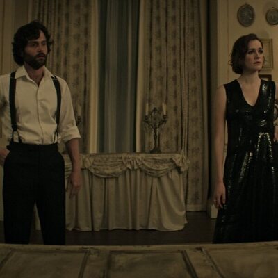 Penn Badgley y Charlotte Ritchie en Capítulo 5 titulado 'El zorro y el sabueso' de 'You'
