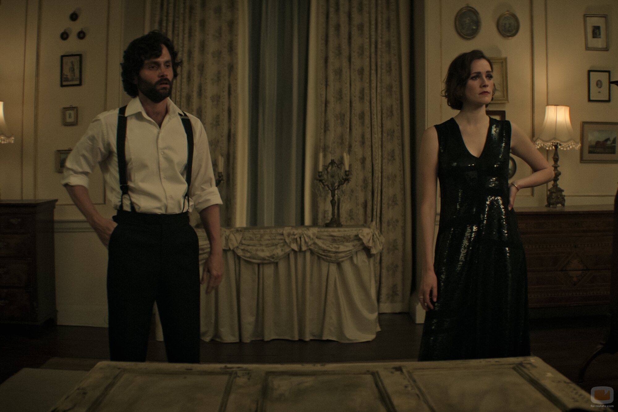 Penn Badgley y Charlotte Ritchie en Capítulo 5 titulado 'El zorro y el sabueso' de 'You'