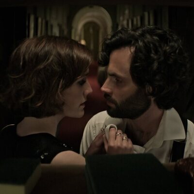 Penn Badgley y Charlotte Ritchie en 'El zorro y el sabueso' de 'You'