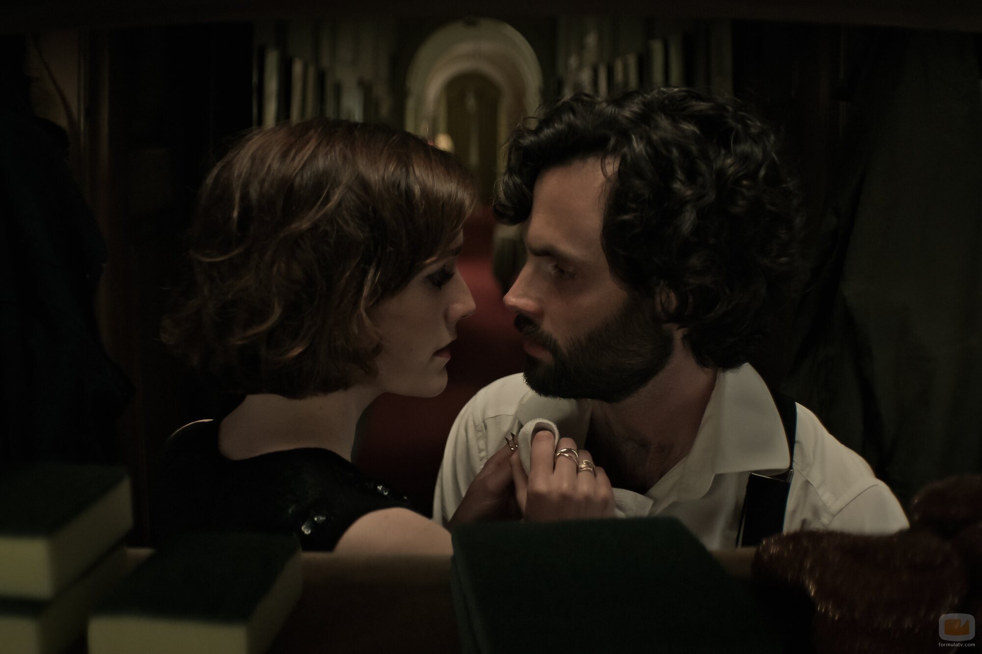 Penn Badgley y Charlotte Ritchie en 'El zorro y el sabueso' de 'You'