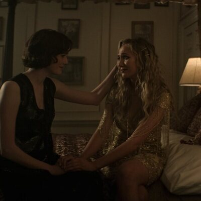 Charlotte Ritchie y Tilly Keeper en la temporada 4 y el capítulo 05 de 'You'