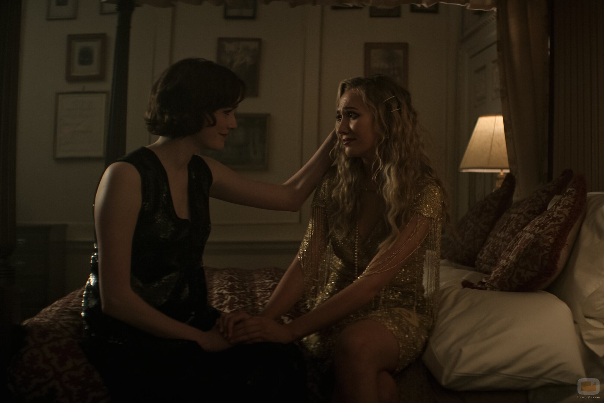 Charlotte Ritchie y Tilly Keeper en la temporada 4 y el capítulo 05 de 'You'