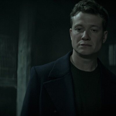 Ed Speleers en 4x05 titulado 'El zorro y el sabueso' de 'You'