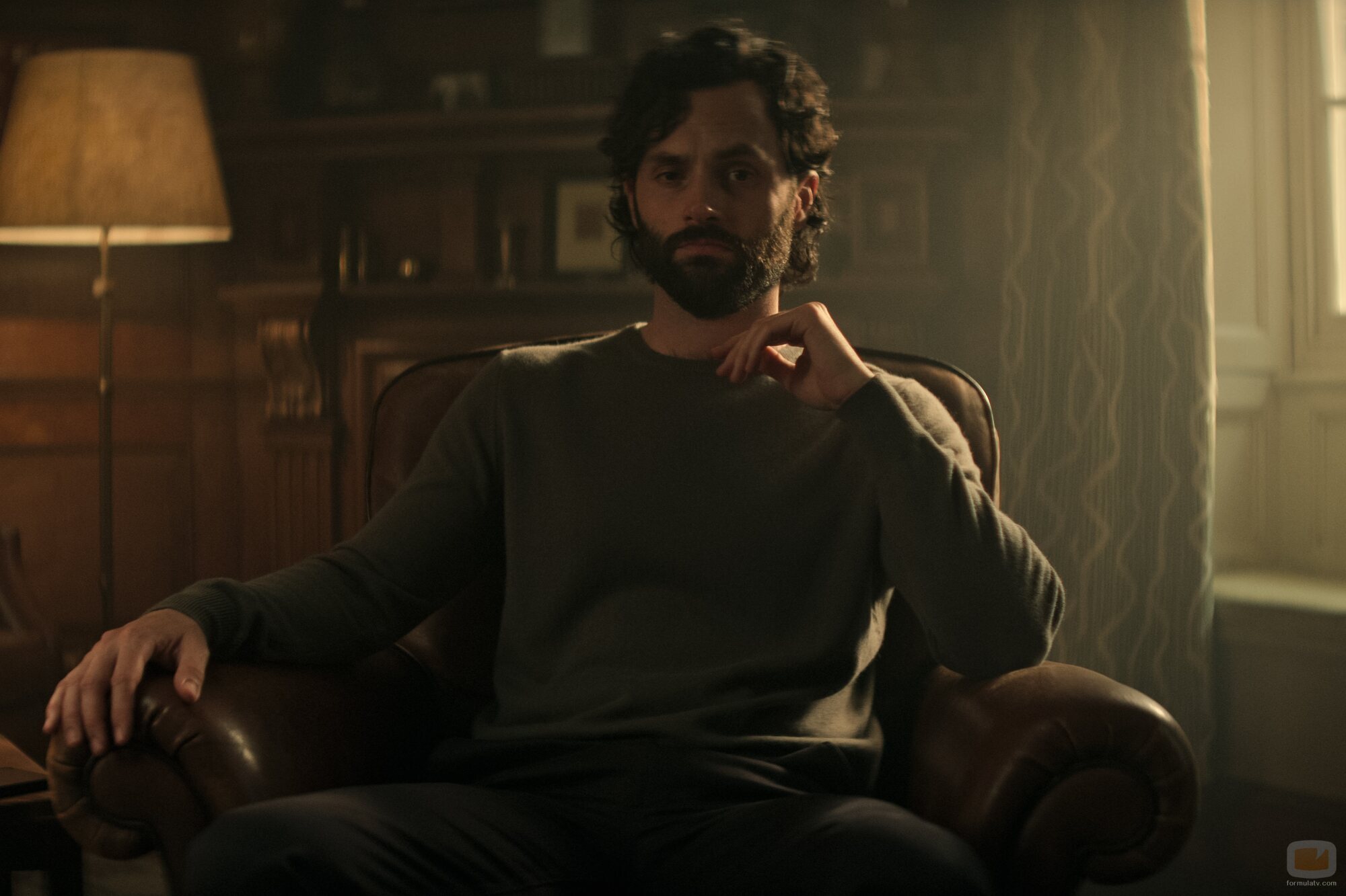 Foto de Penn Badgley en 'El zorro y el sabueso' de 'You'