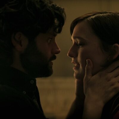 Penn Badgley y Charlotte Ritchie en 4x06 titulado 'Grandes amigos' de 'You'