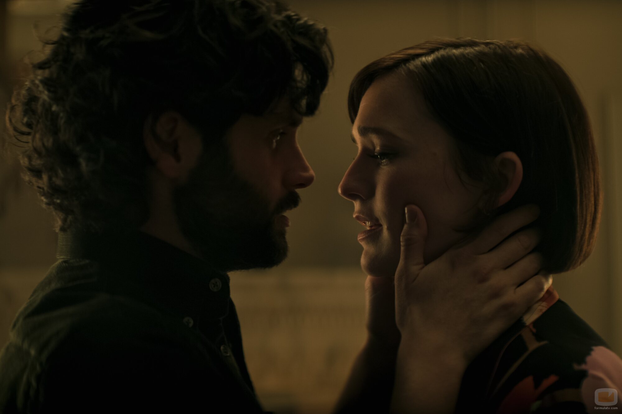 Penn Badgley y Charlotte Ritchie en 4x06 titulado 'Grandes amigos' de 'You'