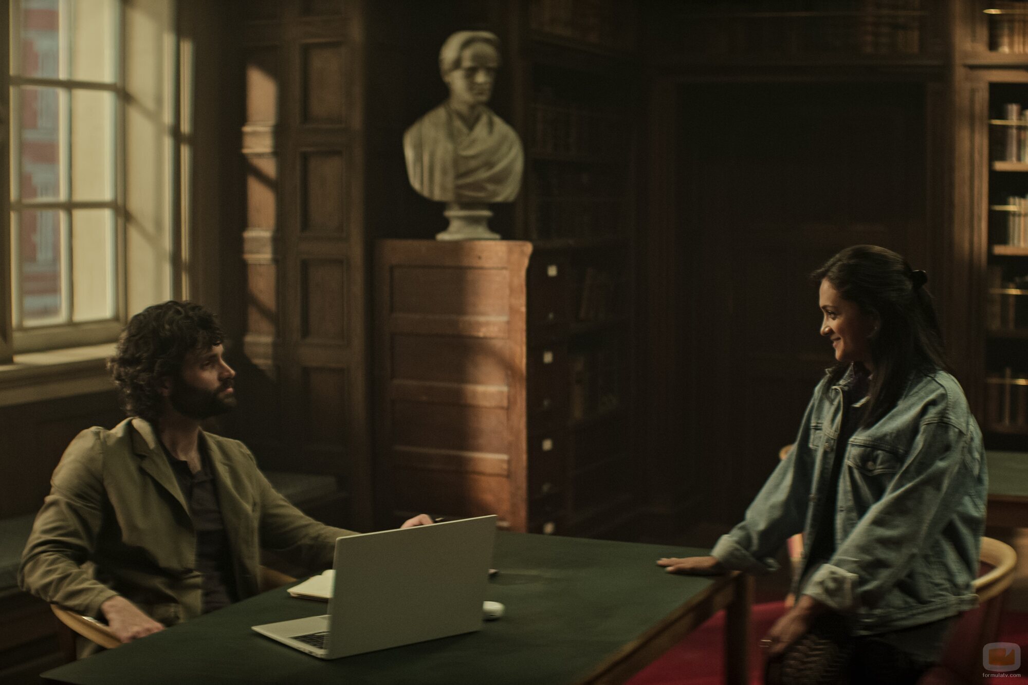 Penn Badgley en 4x06 titulado 'Grandes amigos' de 'You'
