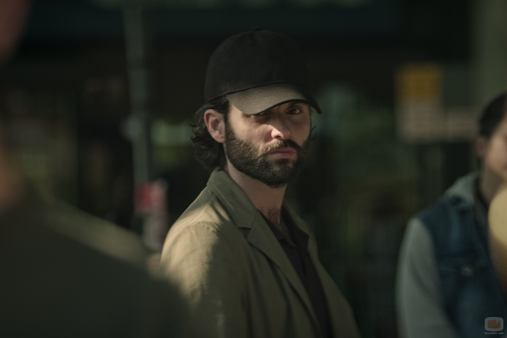 Imagen de Penn Badgley en 4x06 titulado 'Grandes amigos' de 'You'