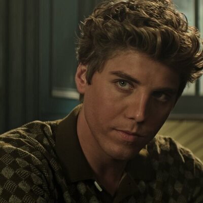 Lukas Gage en 4x06 'Grandes amigos' de 'You'