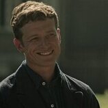 Ed Speleers en 'Grandes amigos' de 'You'