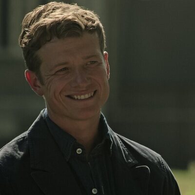 Ed Speleers en 'Grandes amigos' de 'You'