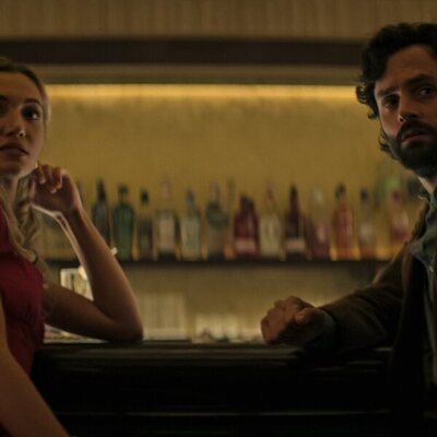 Penn Badgley y Tilly Keeper en 'Grandes amigos' de 'You'