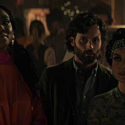 Penn Badgley y Ozioma Whenu en 'Grandes amigos' de 'You'