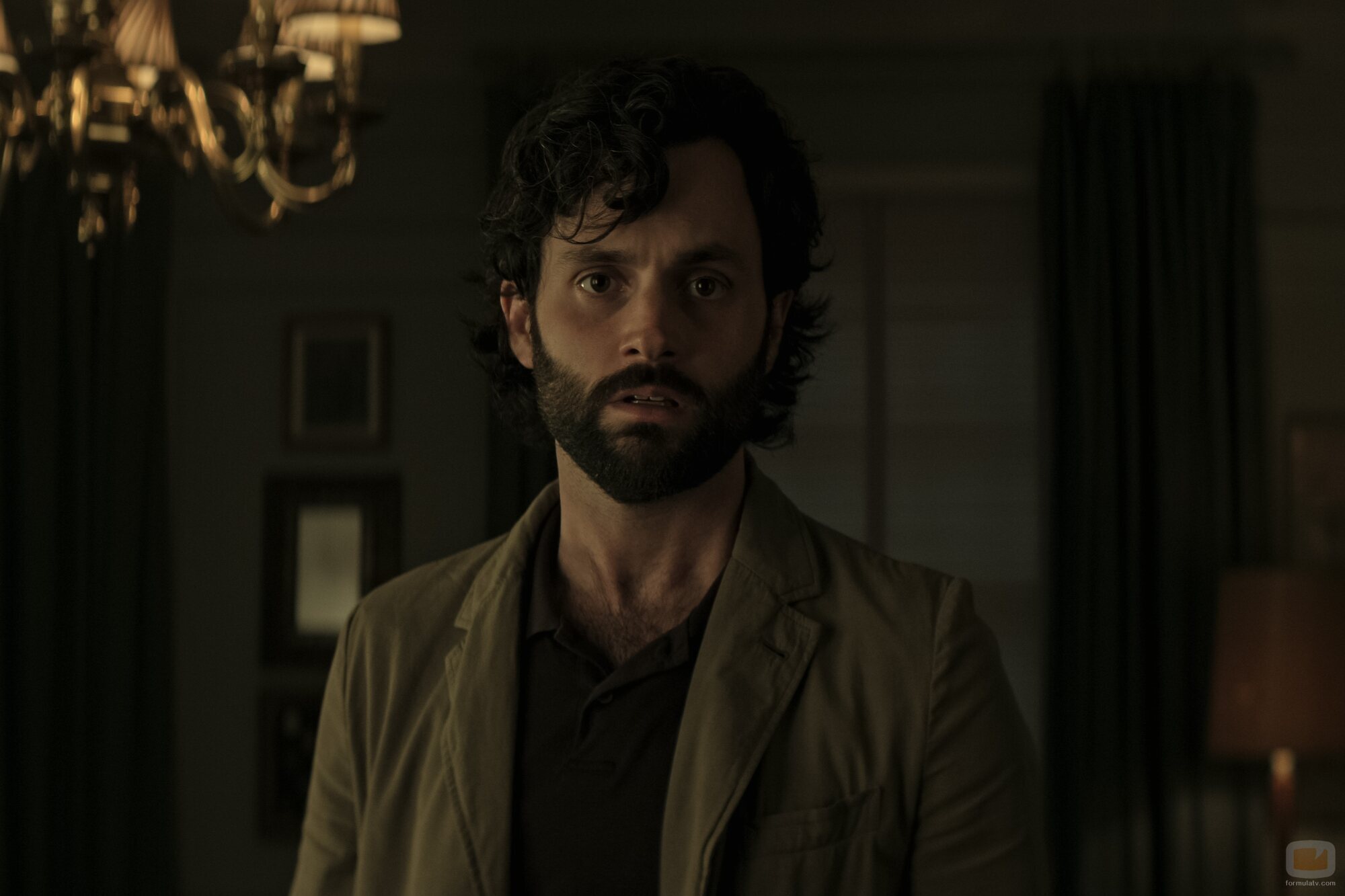 Imagen de Penn Badgley en 4x06 'Grandes amigos' de 'You'