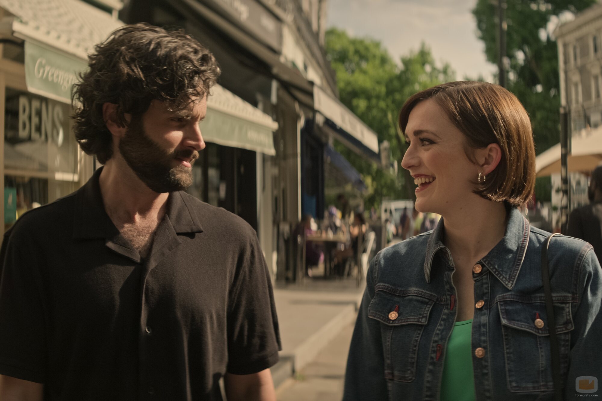 Penn Badgley y Charlotte Ritchie en el 4x07 de 'You'