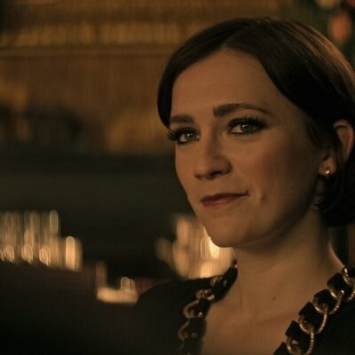 Charlotte Ritchie en Capítulo 7 titulado 'Hombre bueno, mundo cruel' de 'You'