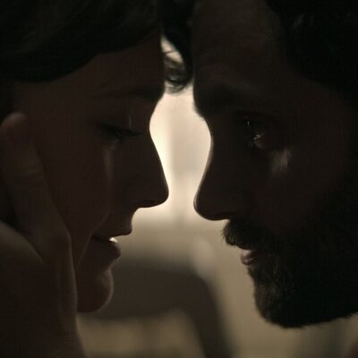 Penn Badgley y Charlotte Ritchie en 4x07 titulado 'Hombre bueno, mundo cruel' de 'You'