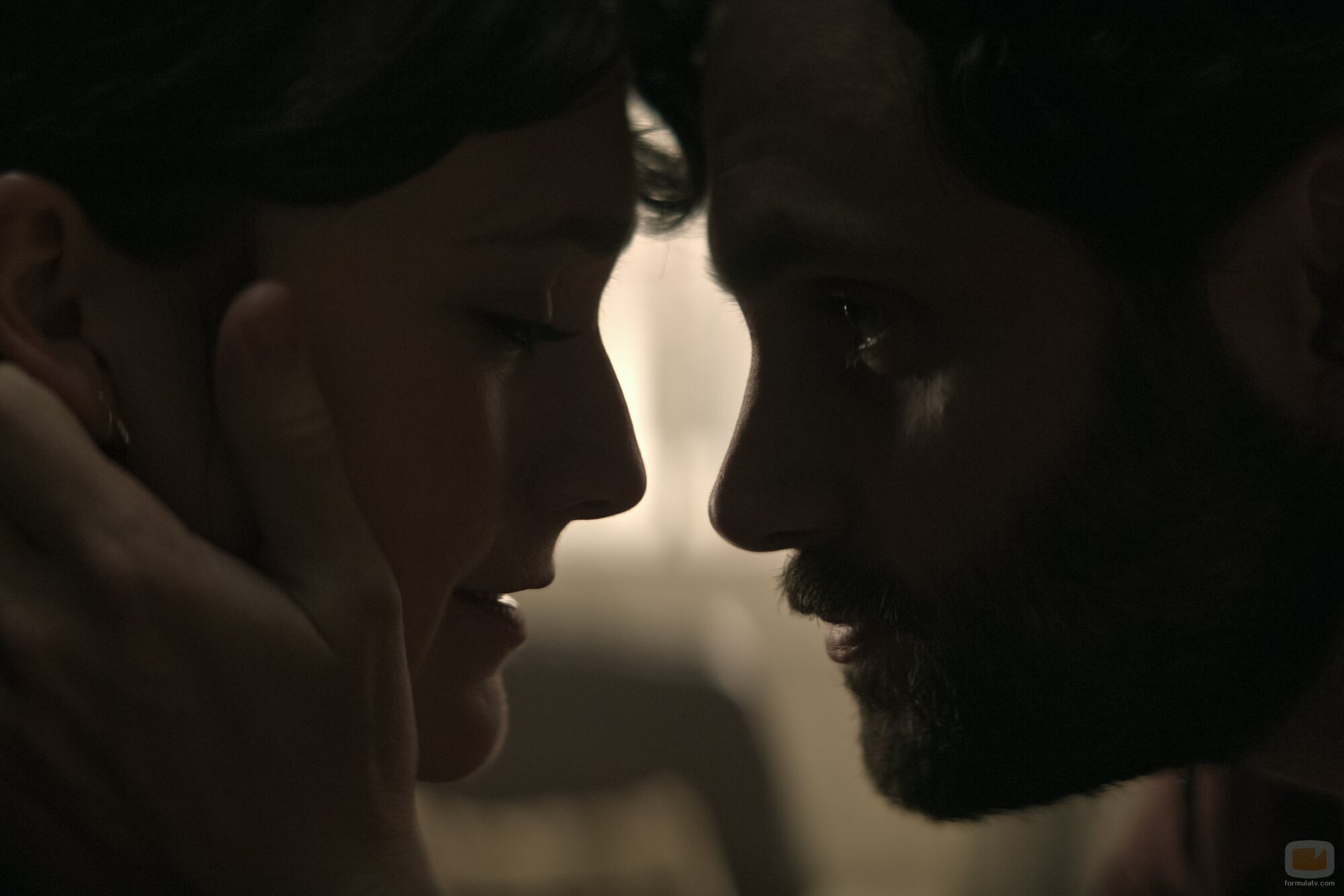 Penn Badgley y Charlotte Ritchie en 4x07 titulado 'Hombre bueno, mundo cruel' de 'You'
