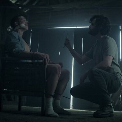 Penn Badgley y Ed Speleers en 4x07 'Hombre bueno, mundo cruel' de 'You'