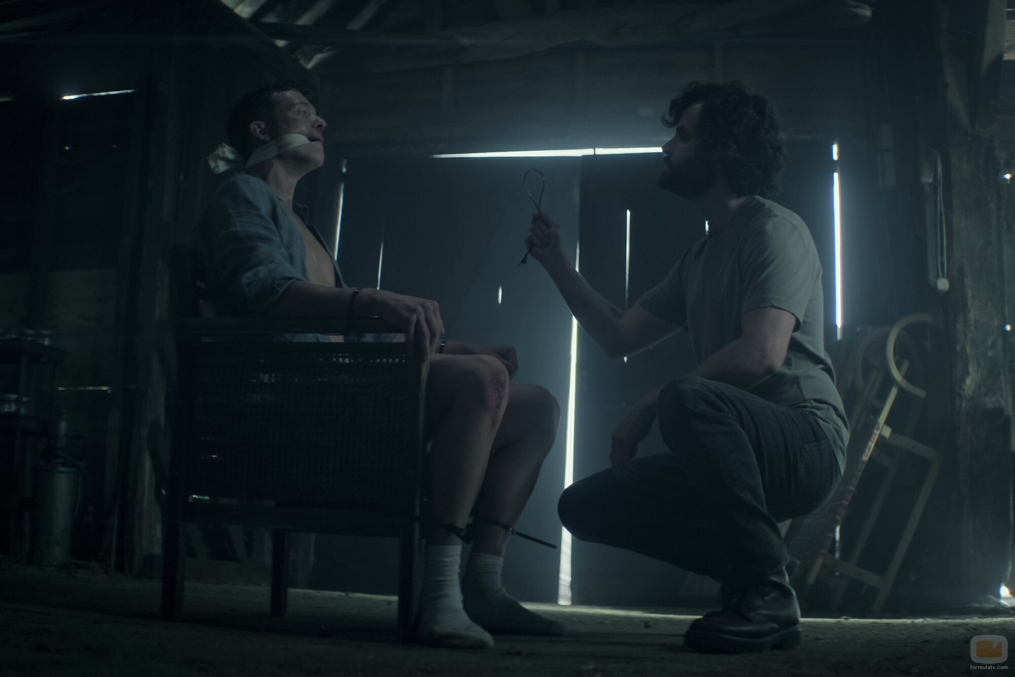 Penn Badgley y Ed Speleers en 4x07 'Hombre bueno, mundo cruel' de 'You'