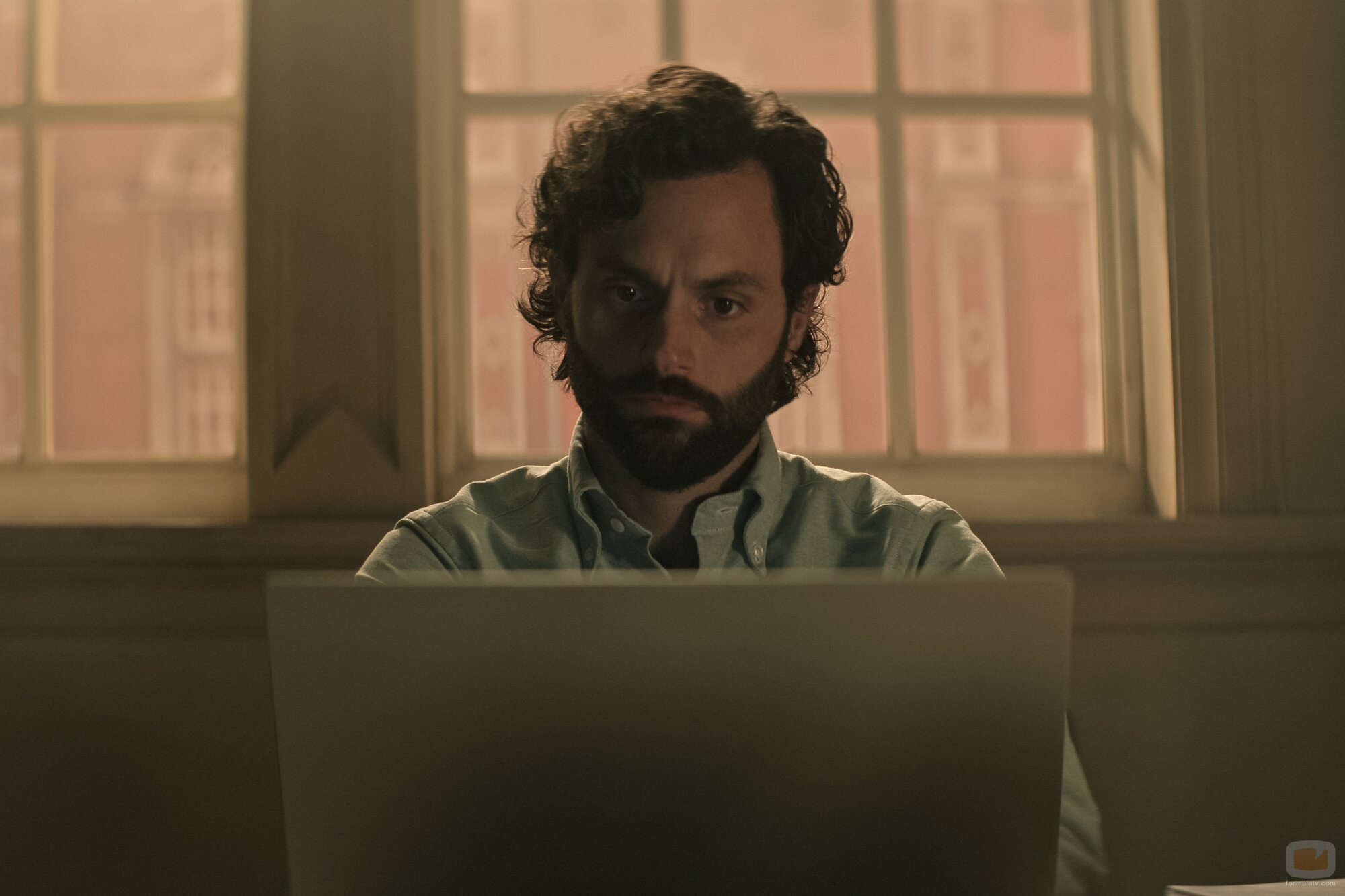 Still de Penn Badgley en la temporada 4 y el capítulo 07 de 'You'