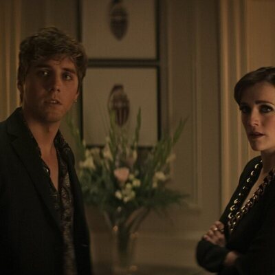 Lukas Gage y Charlotte Ritchie en 4x07 titulado 'Hombre bueno, mundo cruel' de 'You'