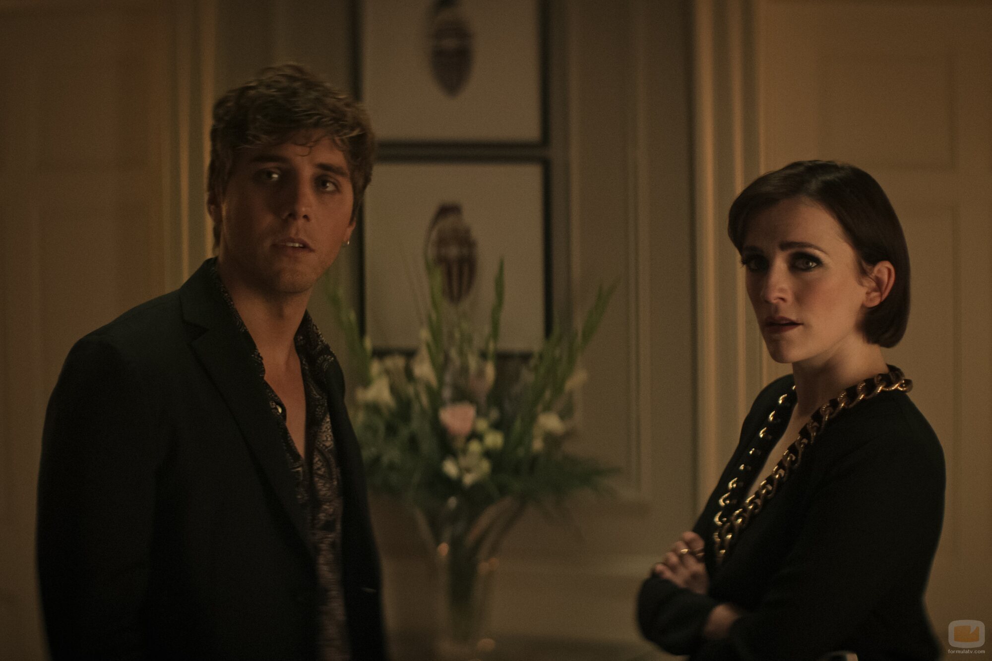 Lukas Gage y Charlotte Ritchie en 4x07 titulado 'Hombre bueno, mundo cruel' de 'You'
