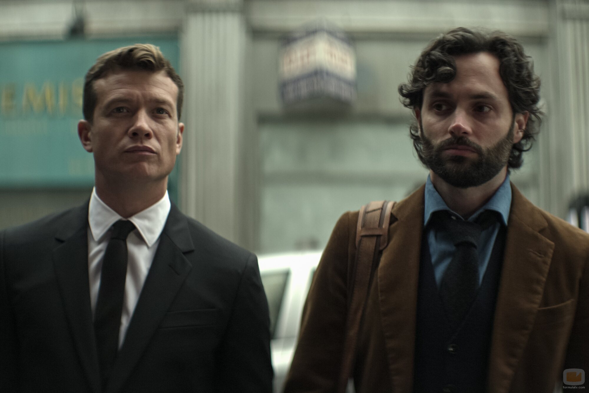 Penn Badgley y Ed Speleers en la temporada 4 y el capítulo 08 de 'You'